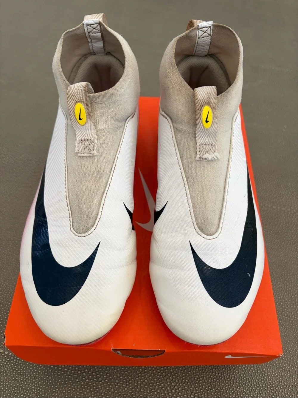 Nike Jr. Zoom Superfly 10 Academy LV8 FG/MG in University Red / Dark Obsidian 6Y